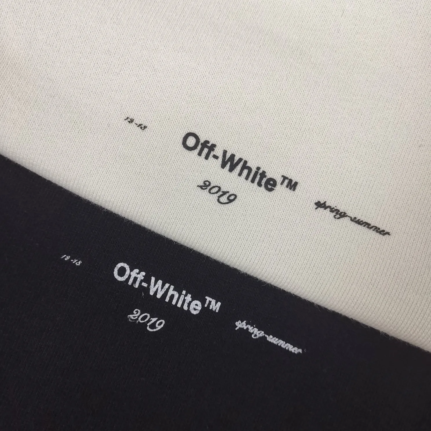 The top tested version OFF-WHITE (OW) 99 pink oil graffiti for men and women couples pure cotton loose pullover hooded sweatshirt jacket zipper professional handmade dot printing, delicate and full, strong color layering, the printing is breathable and non-sticky! The gradient of the layers is clear, the texture and texture are visible, the fabric and printing are completely combined, and the frosted feel is delicate. The fabric is made of 460g fish scale terry cotton fabric, which has a full drape. Customized zipper pull with OFFWHITE metal engraving on it and a concave feel. This is a must-see for identification. The hat rope pendant clock has metal engravings. This is a detail that is easily overlooked.  Like Monet's oil paintings, it has always occupied the top sales list on major domestic and foreign platforms, and offline stores can also be said to be often out of stock.  Couple matching, personalized and trendy! Elegant and classic style, versatile for daily use. Couple style 👫 Suitable for both men and women. Size chart Recommended 180-220 pounds P: 420